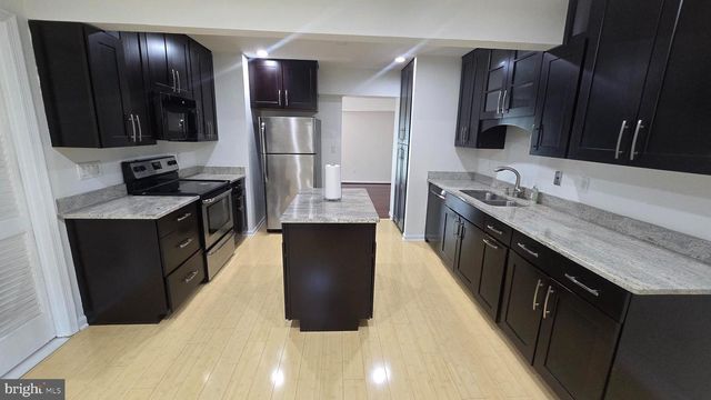6152 STRASBURG DR, Centreville, VA 20121