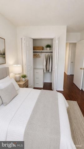 6152 STRASBURG DR, Centreville, VA 20121