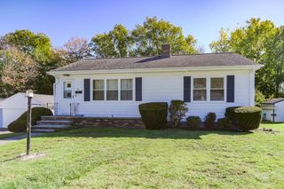 66 Meadow Ln, Somerset, MA 02726