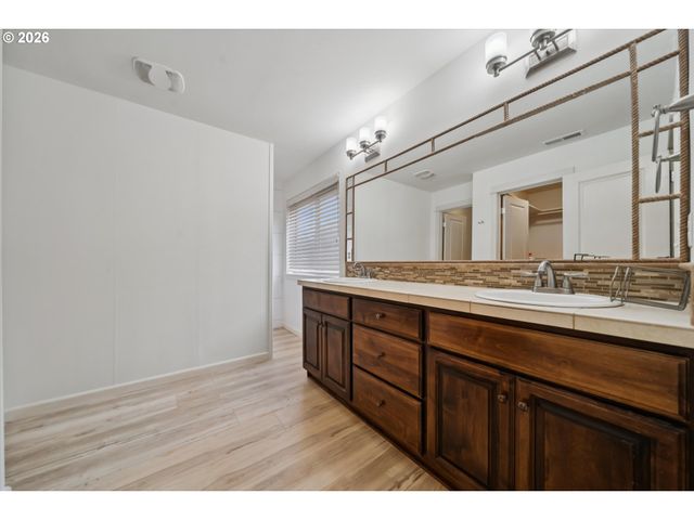 9975 Sw LEDGESTONE Ct, Beaverton, OR 97007