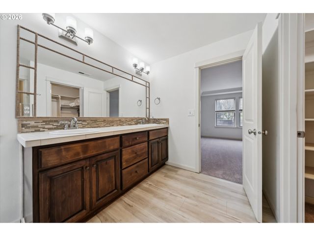 9975 Sw LEDGESTONE Ct, Beaverton, OR 97007