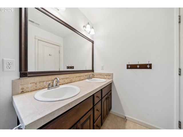 9975 Sw LEDGESTONE Ct, Beaverton, OR 97007