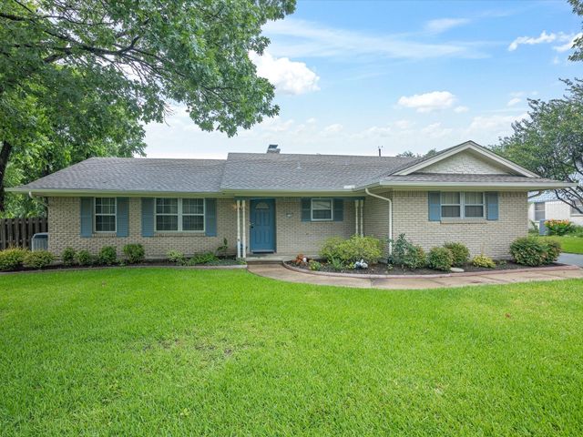 1704 Charlottesville Drive, Ennis, TX 75119