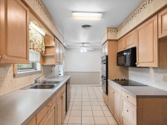 1704 Charlottesville Drive, Ennis, TX 75119