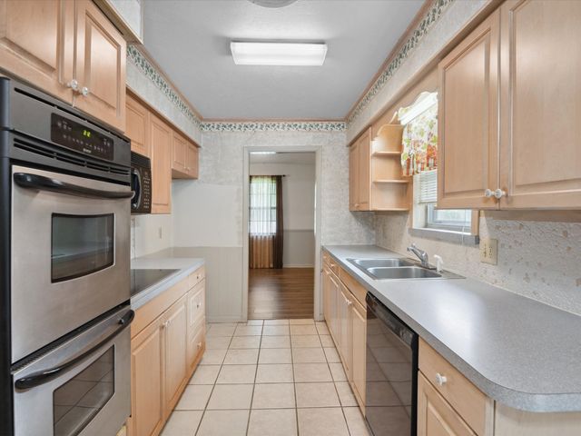 1704 Charlottesville Drive, Ennis, TX 75119