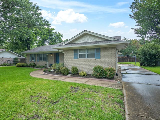 1704 Charlottesville Drive, Ennis, TX 75119