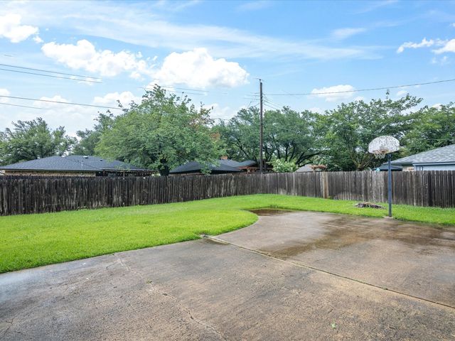 1704 Charlottesville Drive, Ennis, TX 75119