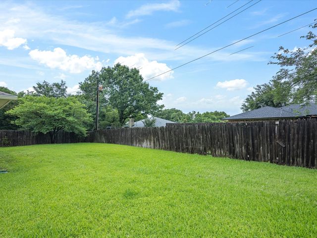 1704 Charlottesville Drive, Ennis, TX 75119