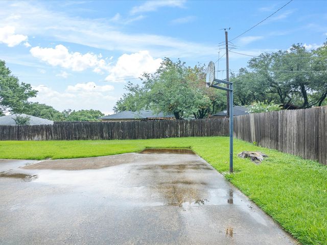 1704 Charlottesville Drive, Ennis, TX 75119