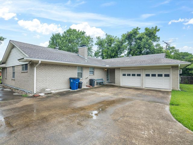 1704 Charlottesville Drive, Ennis, TX 75119