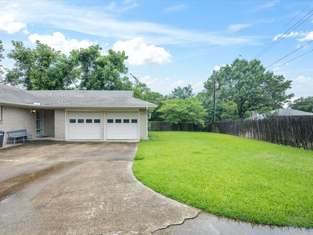 1704 Charlottesville Drive, Ennis, TX 75119