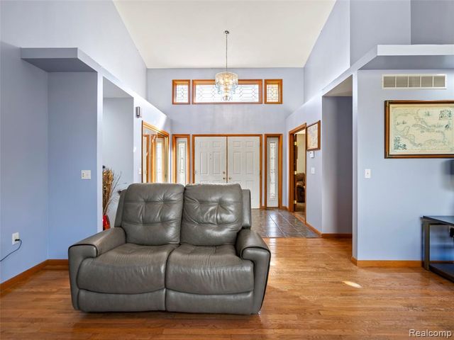 7286 Pine Knob Road, Clarkston, MI 48348