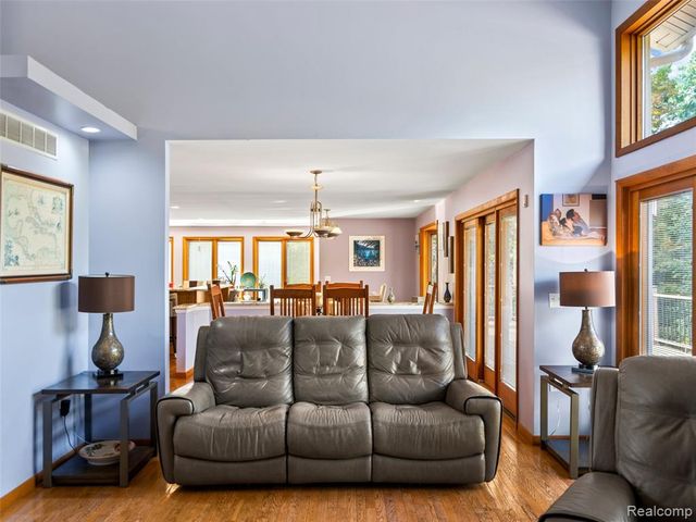 7286 Pine Knob Road, Clarkston, MI 48348