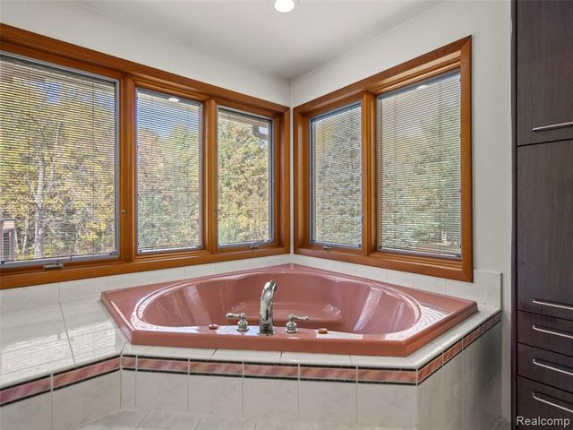 7286 Pine Knob Road, Clarkston, MI 48348