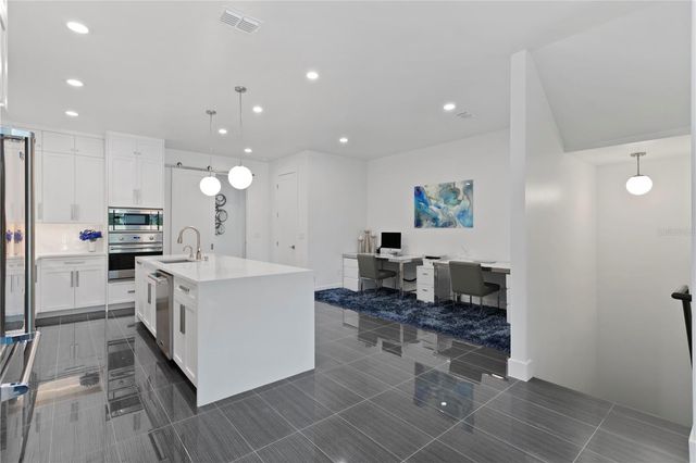 90 COLUMBIA DRIVE 3, Tampa, FL 33606