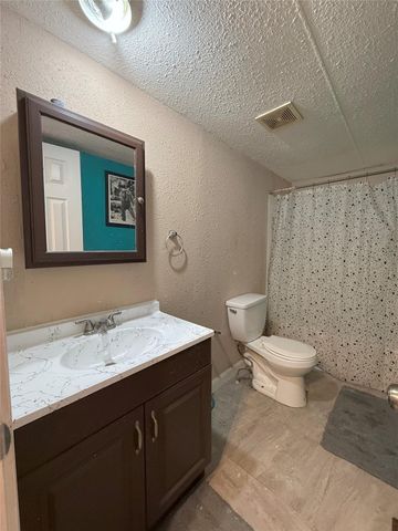 2000 W W Humble Street, Baytown, TX 77520