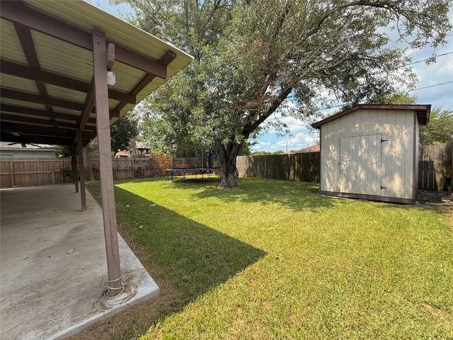 2000 W W Humble Street, Baytown, TX 77520