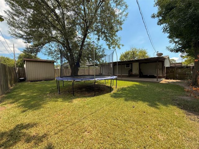 2000 W W Humble Street, Baytown, TX 77520