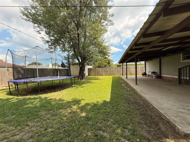 2000 W W Humble Street, Baytown, TX 77520