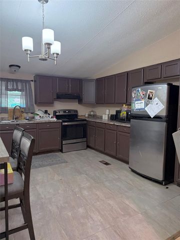 2000 W W Humble Street, Baytown, TX 77520