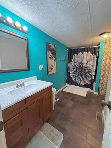 2000 W W Humble Street, Baytown, TX 77520