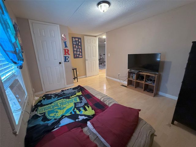 2000 W W Humble Street, Baytown, TX 77520