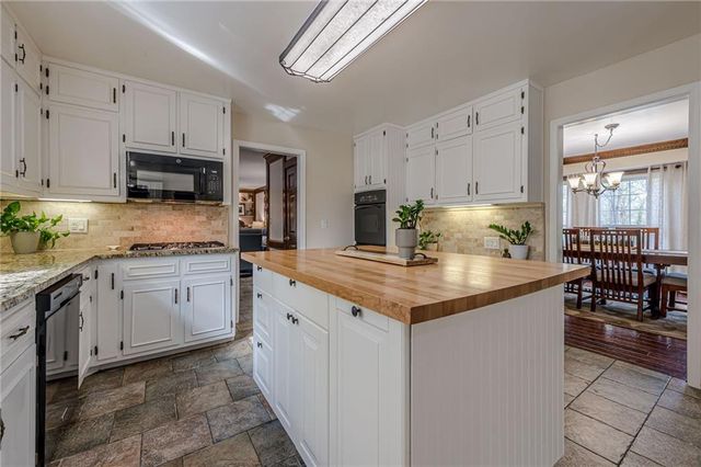 220 Saddle Lake Drive, Roswell, GA 30076