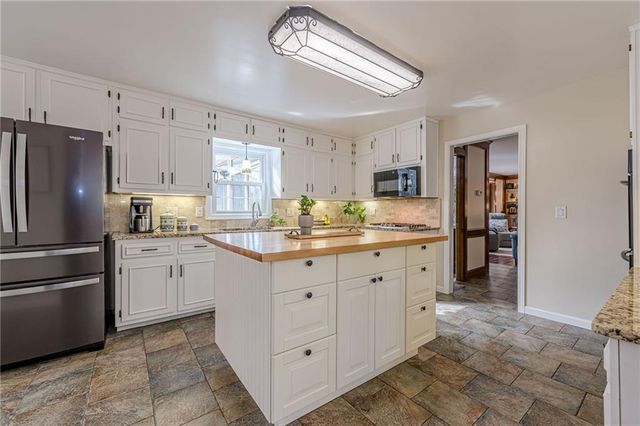 220 Saddle Lake Drive, Roswell, GA 30076