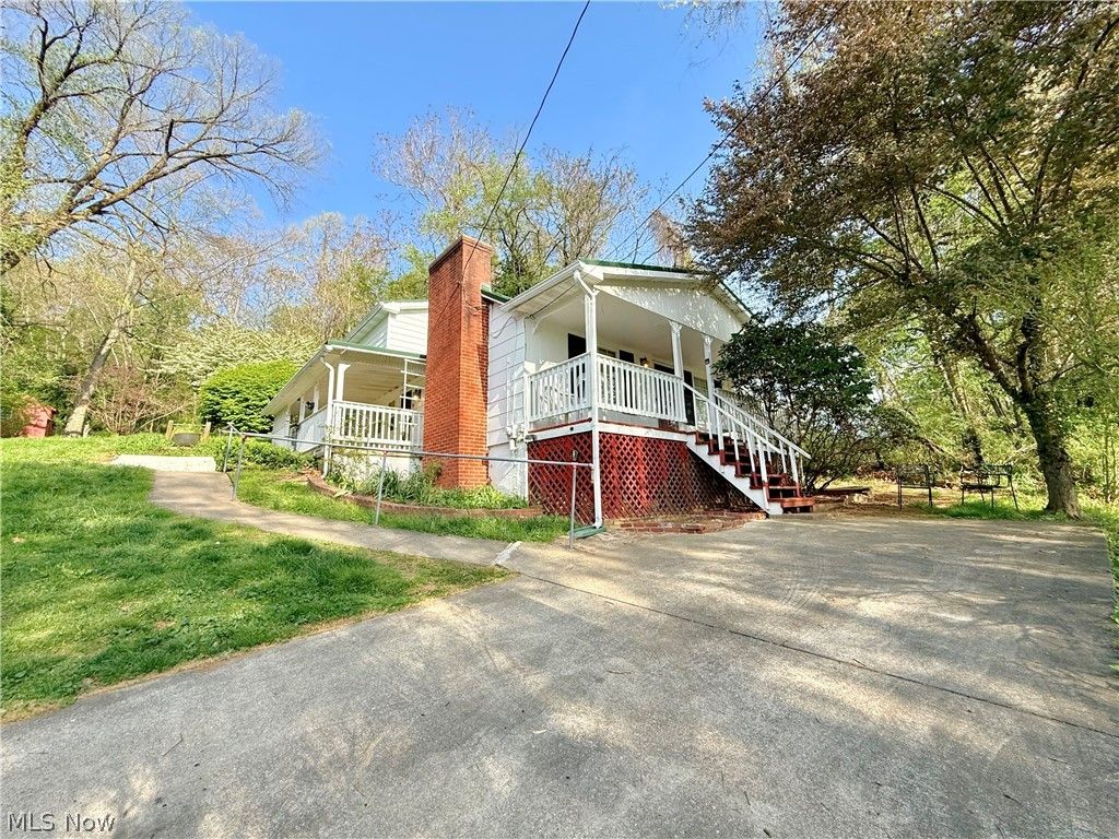 1181 Clement Avenue, Belpre, OH 45714