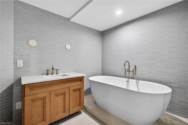 6040 Pelican Bay BLVD 303D, Naples, FL 34108