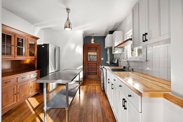 23 Brayton Rd 23, Boston, MA 02135