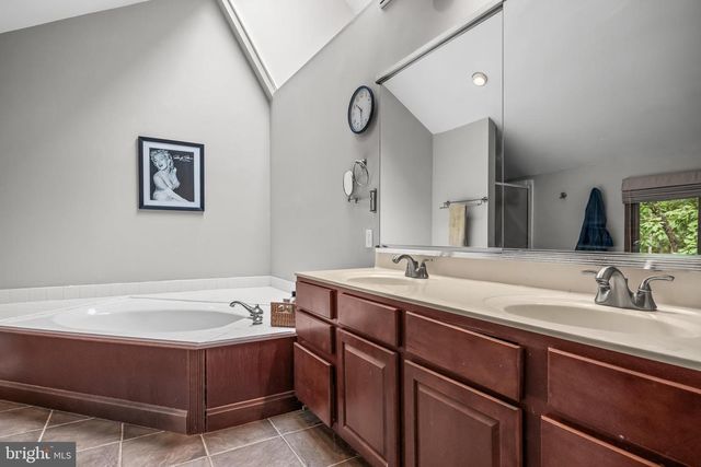 5 GLEN LAKE DR, Medford, NJ 08055