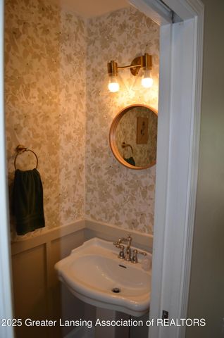 702 N Oakland Drive, Laingsburg, MI 48848