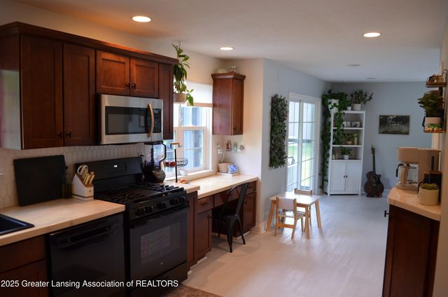 702 N Oakland Drive, Laingsburg, MI 48848