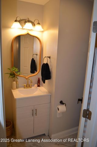 702 N Oakland Drive, Laingsburg, MI 48848