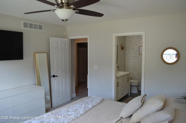 702 N Oakland Drive, Laingsburg, MI 48848