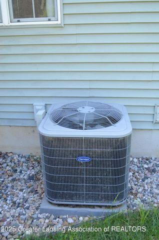 702 N Oakland Drive, Laingsburg, MI 48848