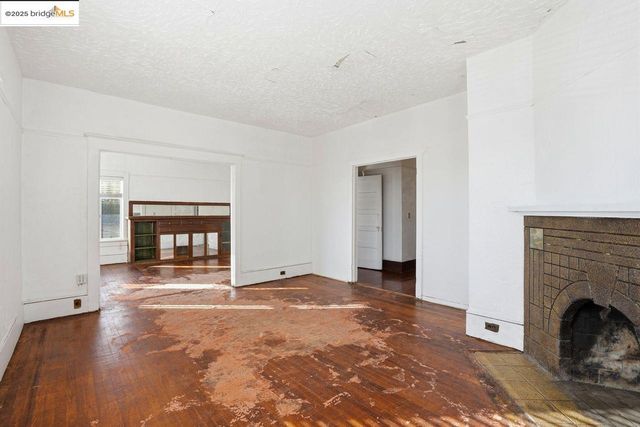 1068 Aileen St, Oakland, CA 94608