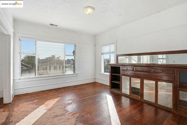 1068 Aileen St, Oakland, CA 94608