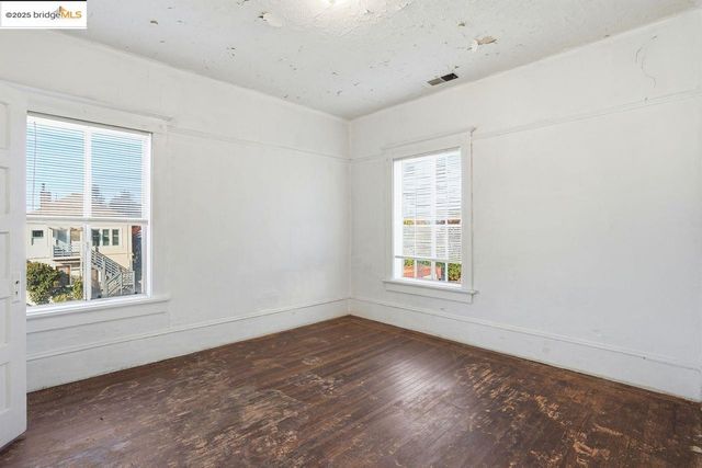 1068 Aileen St, Oakland, CA 94608