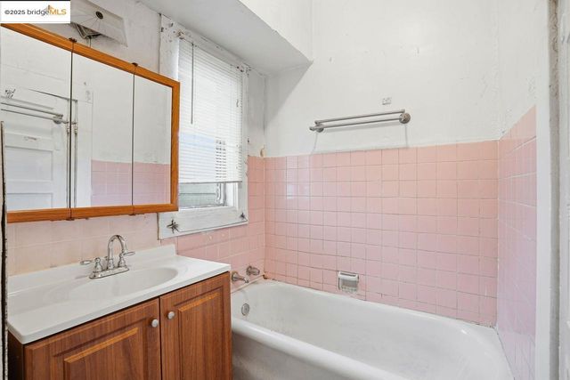 1068 Aileen St, Oakland, CA 94608