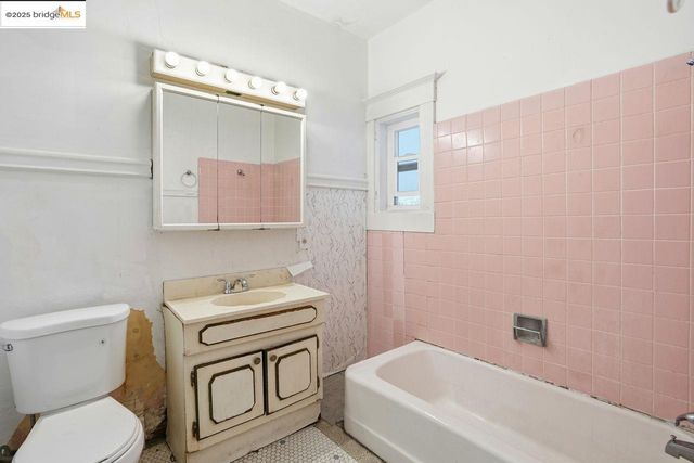 1068 Aileen St, Oakland, CA 94608