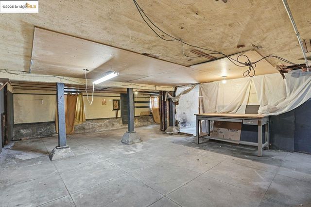 1068 Aileen St, Oakland, CA 94608