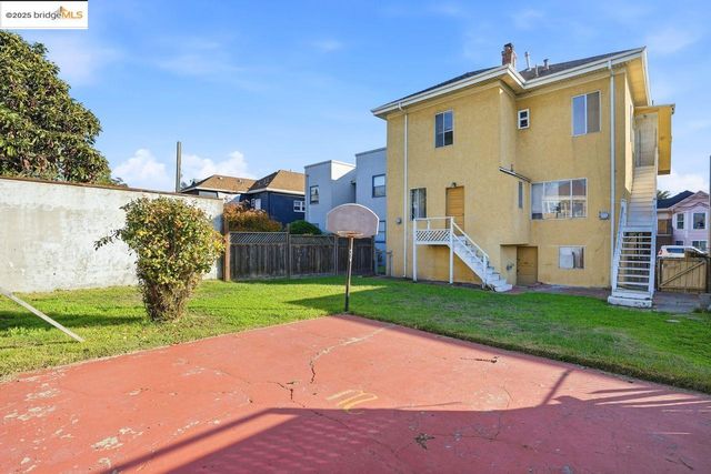 1068 Aileen St, Oakland, CA 94608