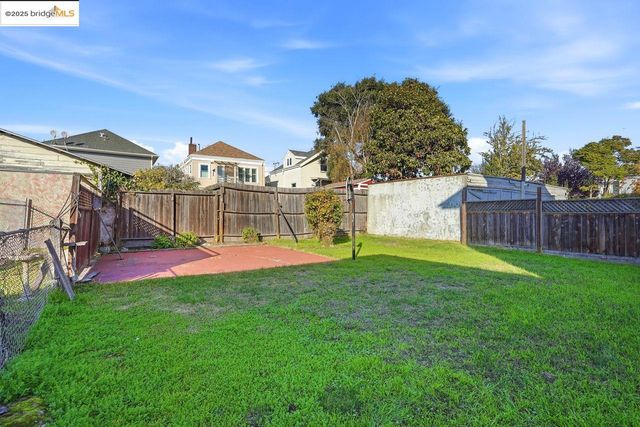 1068 Aileen St, Oakland, CA 94608