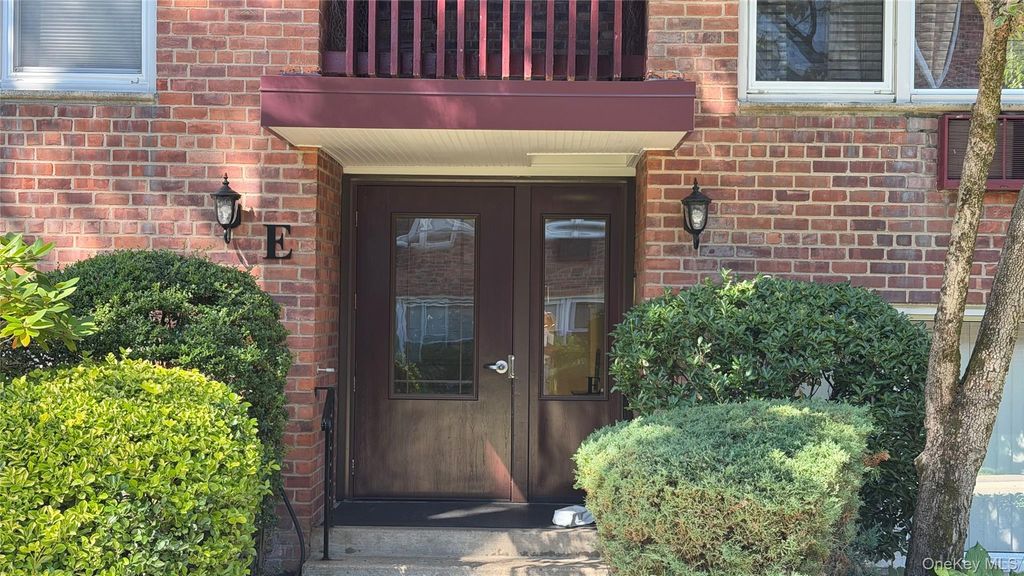 61 Maine Avenue E5, Rockville Centre, NY 11570 — photo 2