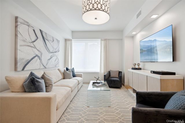 218 Middle Neck Road 311, Great Neck, NY 11021