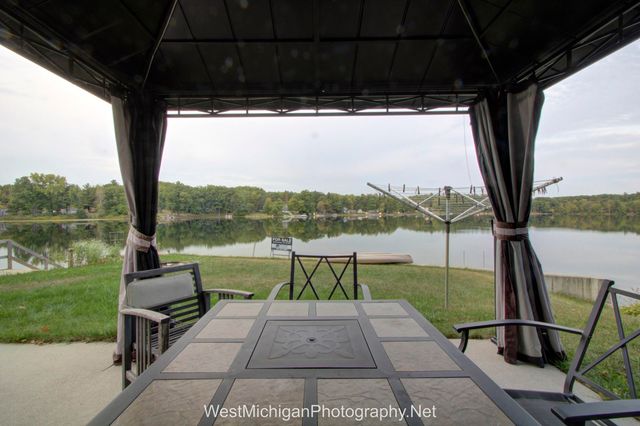 21660 Brady Lake Boulevard, Aetna Twp, MI 49336