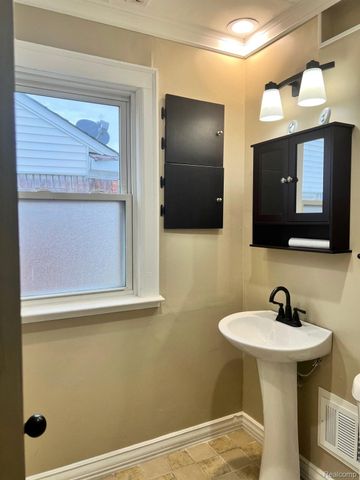 16230 Griggs Street, Detroit, MI 48221