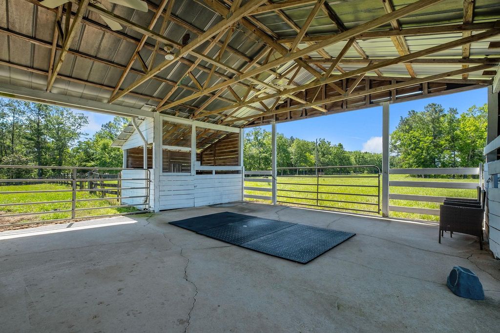 Image 40 of property listing at 289 Mockingbird Lane, Chattahoochee, FL 32324